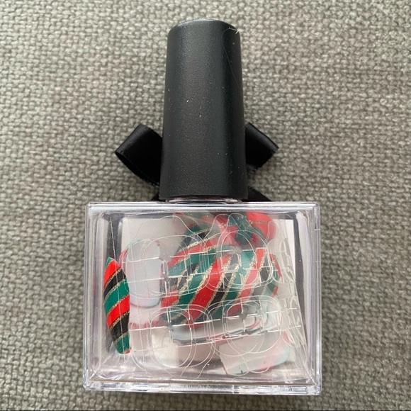 Christmas Themed Press-On Nail Set - Picture 5 of 6